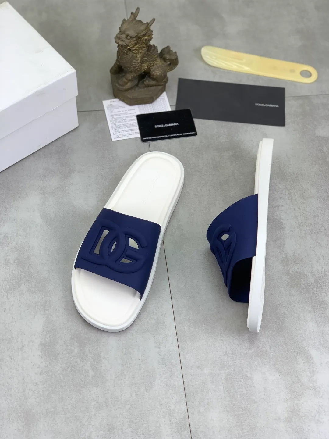 Men's shoes 💰P280 [New model] 💰High-quality slippers💎💎💎 DG official website synchronizes the latest slippers🩴 The highest version on the market, accept material comparison, shoe type comparison, process comparison, practical and textured, versatile and suitable for any occasion, the more you look at it, the more flavorful it becomes. Purely handmade craftsmanship - Upper material, calfskin imported from Italy 🇮🇹 - High-quality water-dyed sheepskin lining - Original high-quality private model customized combination outsole (super comfortable) -Size: 38-45 Color: 5️⃣ colors available